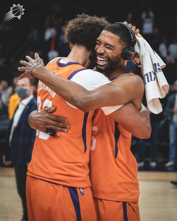 accolade entre Cam J et Mikal Bridges