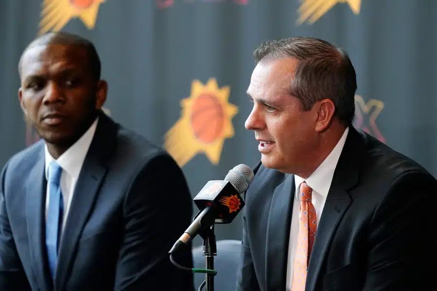 Frank Vogel et James Jones pendant la conférence de presse de présentation du nouveau coach des Suns