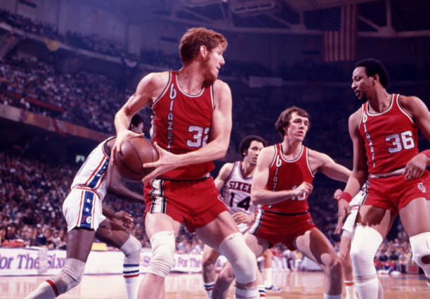 Finale NBA 77, Gene Shue entraîneur des Sixers qualifie Bill Walton comme étant le meilleur pivot de l'histoire. Photo by James Drake/Sports Illustrated/Getty Images