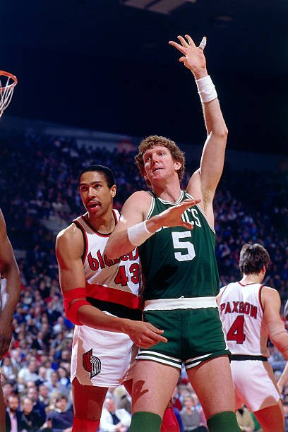 Bill Walton à la lutte avec son successeur Mychal Thompson. Photo by Brian Drake/NBAE/Getty image