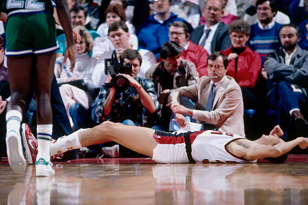 Sam Bowie en 1987, une blessure de plus. Photo by Brian Drake/NBAE via Getty Images
