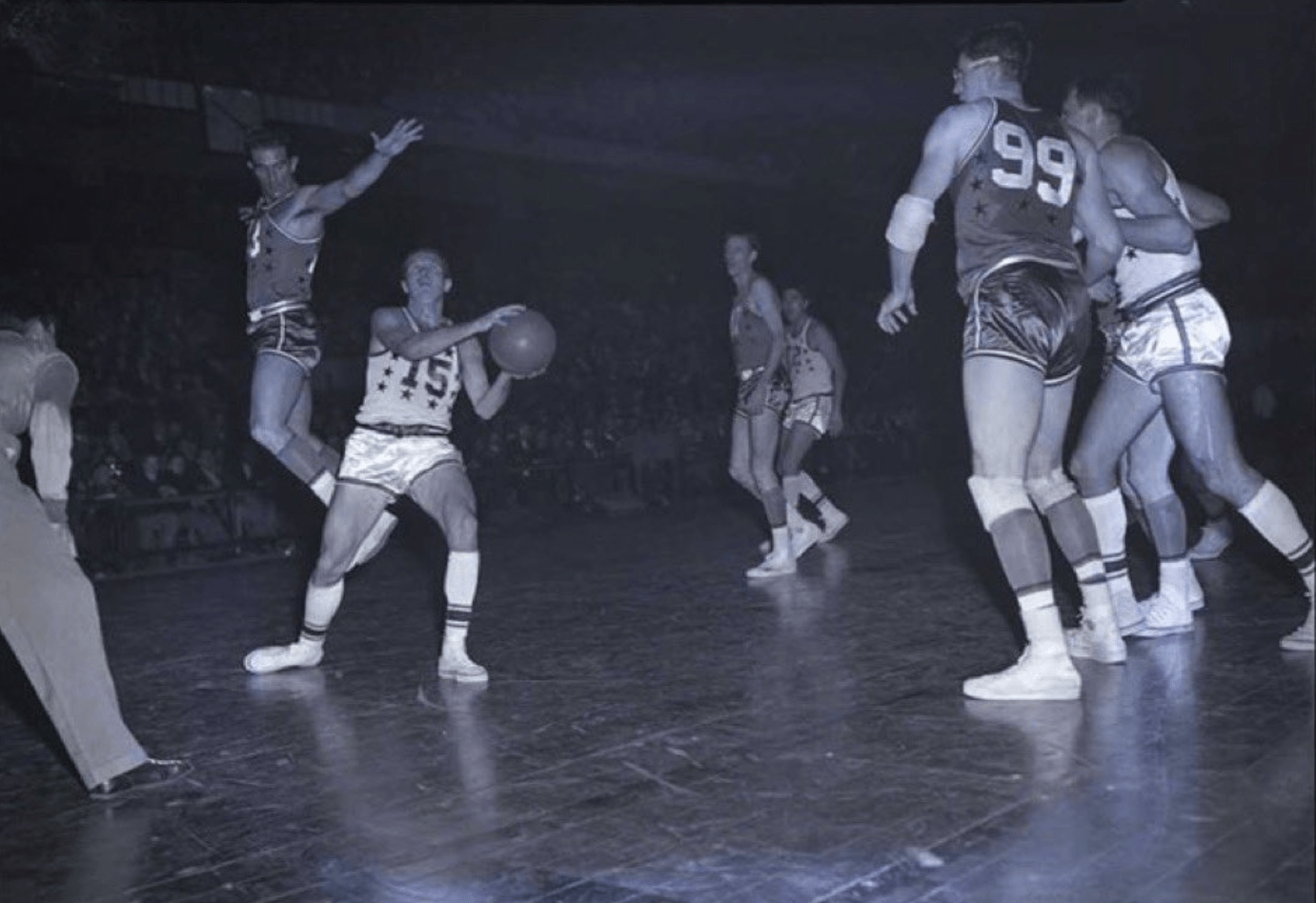 Dick McGuire qui s'avance vers la panier face Dike Eddelman et George Mikan. 