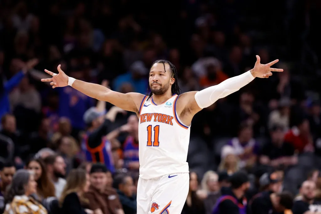 Jalen Brunson célèvre avec le maillot des Knicks.