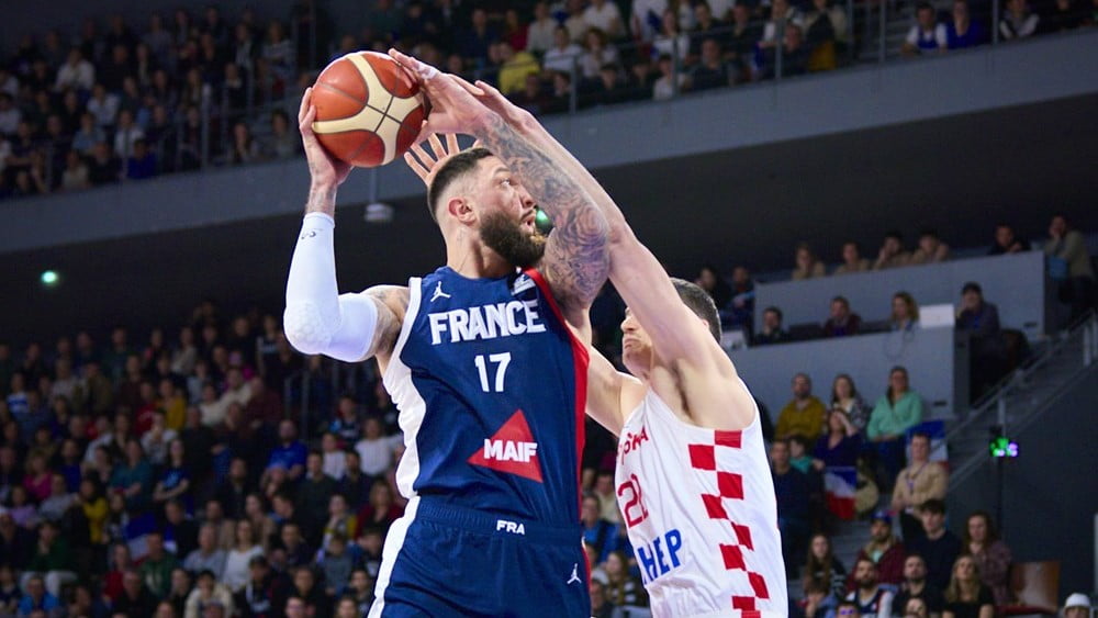 Vincent Poirier de l'Equipe de France forçant son chemin à l'intérieur contre la Croatie