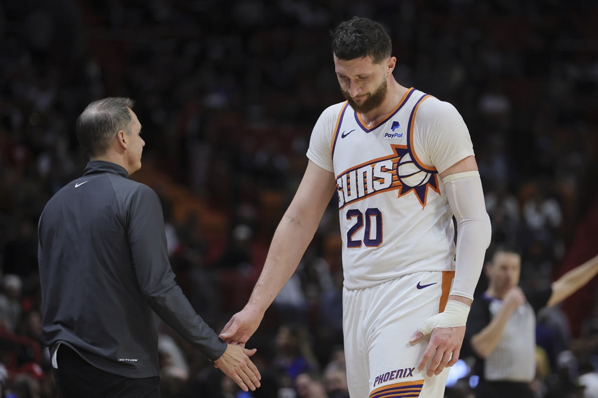 Jusuf Nurkic et Frank Vogel se tape dans la mains - Phoenix Suns