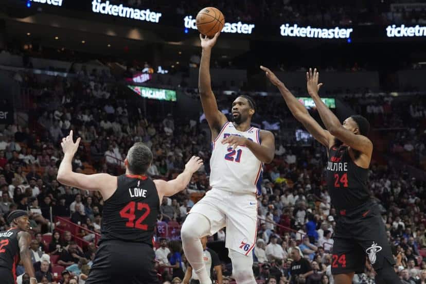 Joel Embiid face à Miami