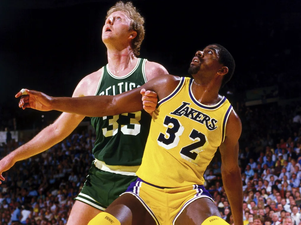 Larry Bird et Magic Johnson, les joueurs qui ont donné leurs noms aux trophées de MVP des Finales de Conférence. Crédit: Andrew D. Bernstein