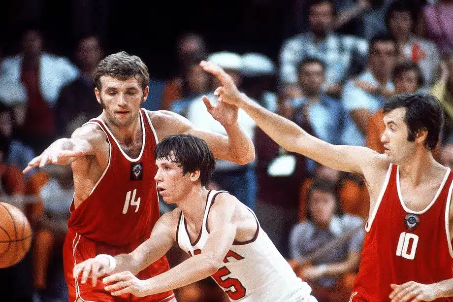 sur Le Roster. | Jeux Olympiques de 1972 : une fin historique et controversée Sergei Belov, right, guarding Doug Collins of the United States during the Soviets’ win in the 1972 Summer Games in Munich. Credit...Heinz Kluetmeier/Sports Illustrated — Getty Images