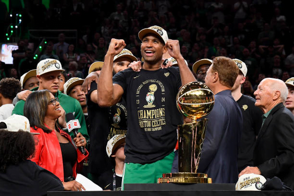 Al Horford célèbre son titre.