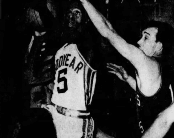 Calvin Fowler, joueur des Akron Goodyear Wingfoots, tentant un panier