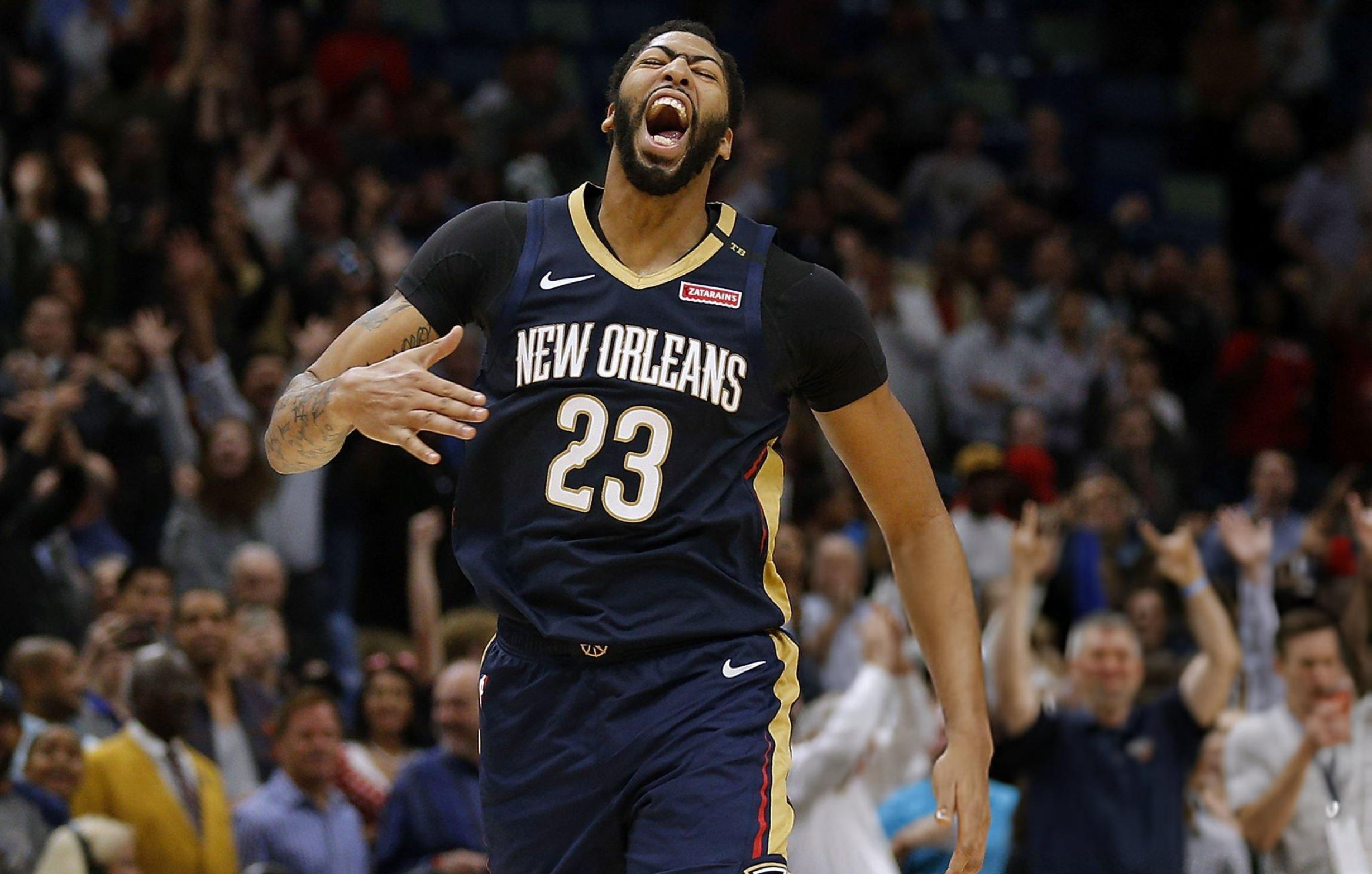 Anthony Davis qui célèbre avec le maillot des Pelicans sur les épaules.