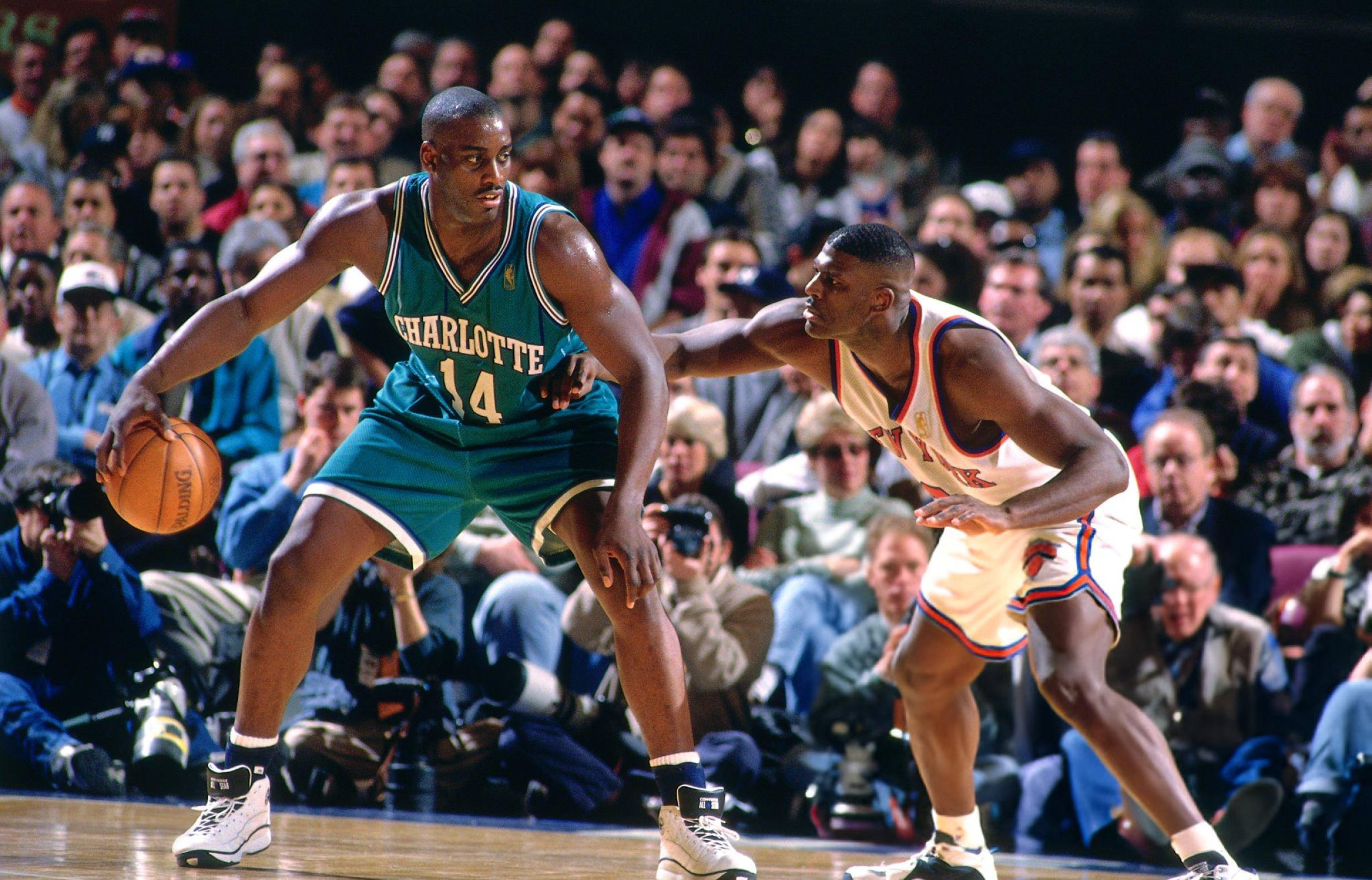 Larry Johnson défend sur Anthony Mason (Hornets vs Knicks).