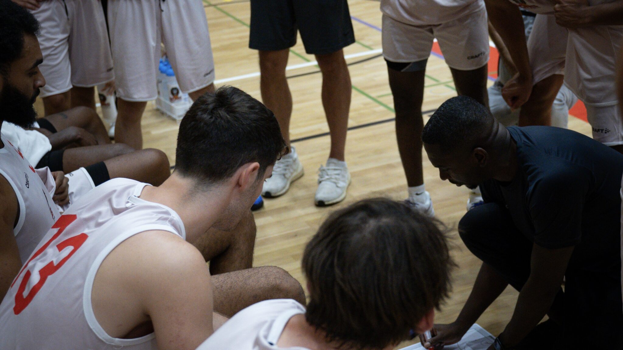 sur Le Roster. | Patrick Pembele, coach de Genève : "On veut rivaliser avec Fribourg en playoffs" Patrick Pembele ne fait que commencer son travail pour les Lions de Genève. Crédit : Florian Jas