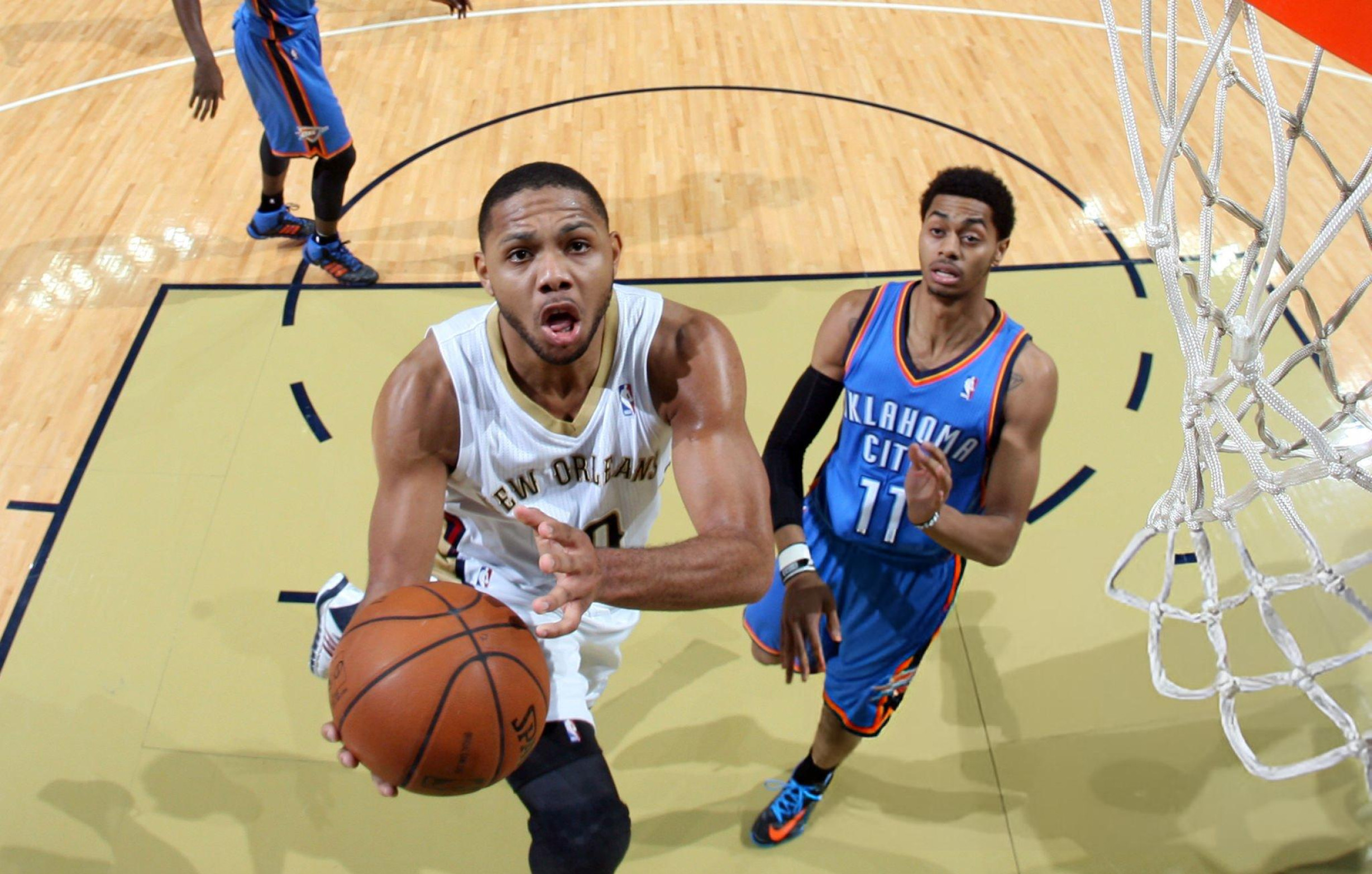 Eric Gordon dépose Jeremy Lamb sur un drive.