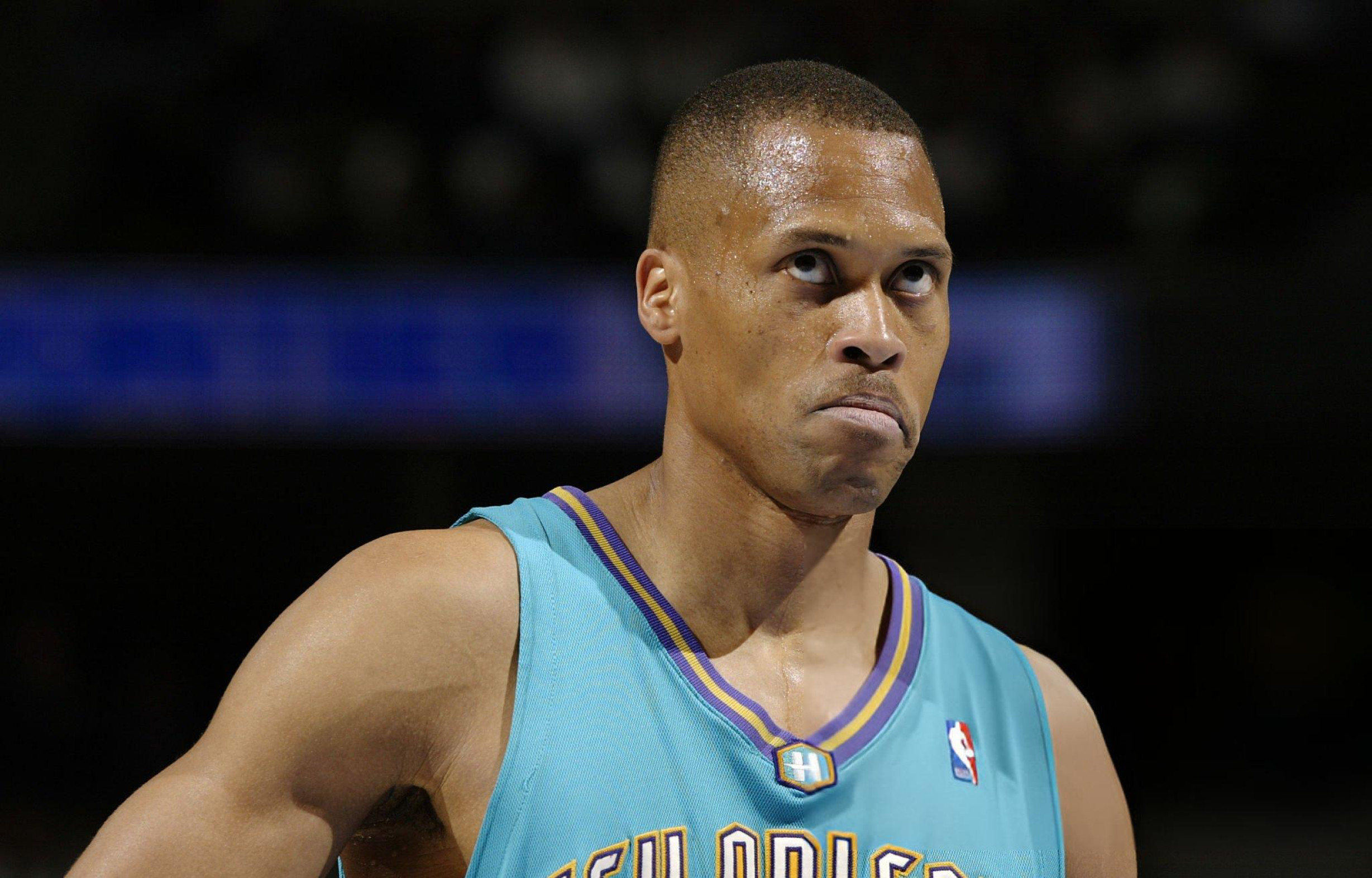 P.J. Brown avec le maillot des Hornets.