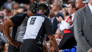 Arbitre pendant un challenge. Crédit - Sporting News