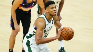 Giannis Antetokounmpo au lancer franc. Crédit - Mark J. Rebilas, USA TODAY Sports