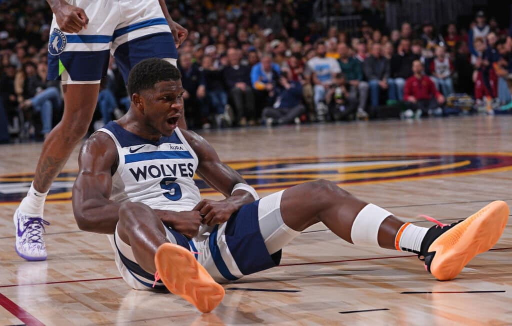 Anthony Edwards (Wolves) célèbre un de ses paniers au sol.