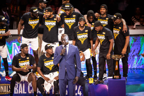 Le président de la Ligue Africaine de Basketball et les Petroleos De Luanda, champions de la BAL 2024 en juin dernier. (via Getty Images)