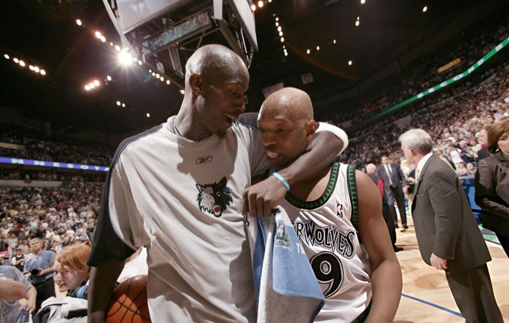 Kevin Garnett et Sam Cassell célébrant une victoire des Wolves lors des play-offs 2004.