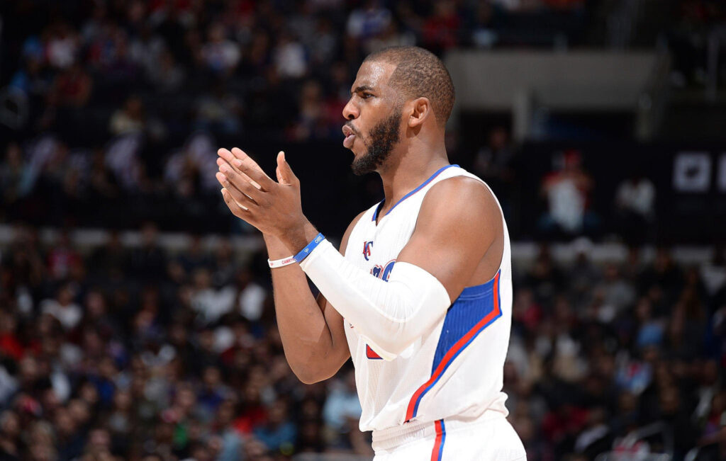 Chris Paul applaudissant ses coéquipiers des Clippers.