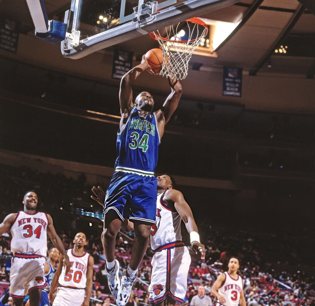 Isaiah Rider monte au dunk face à un Patrick Ewing médusé.