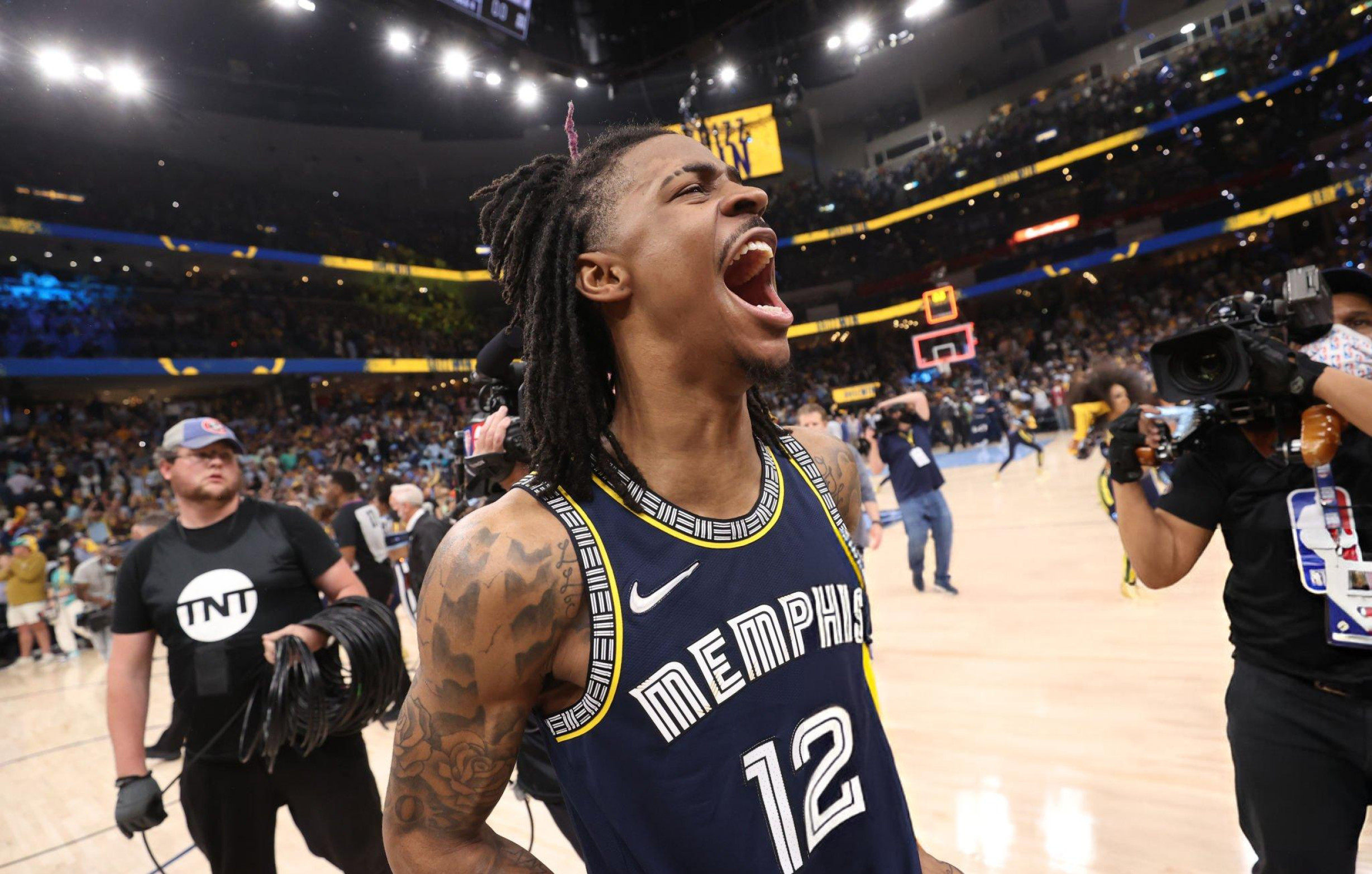 Ja Morant célèbre une victoire des Grizzlies en play-offs.
