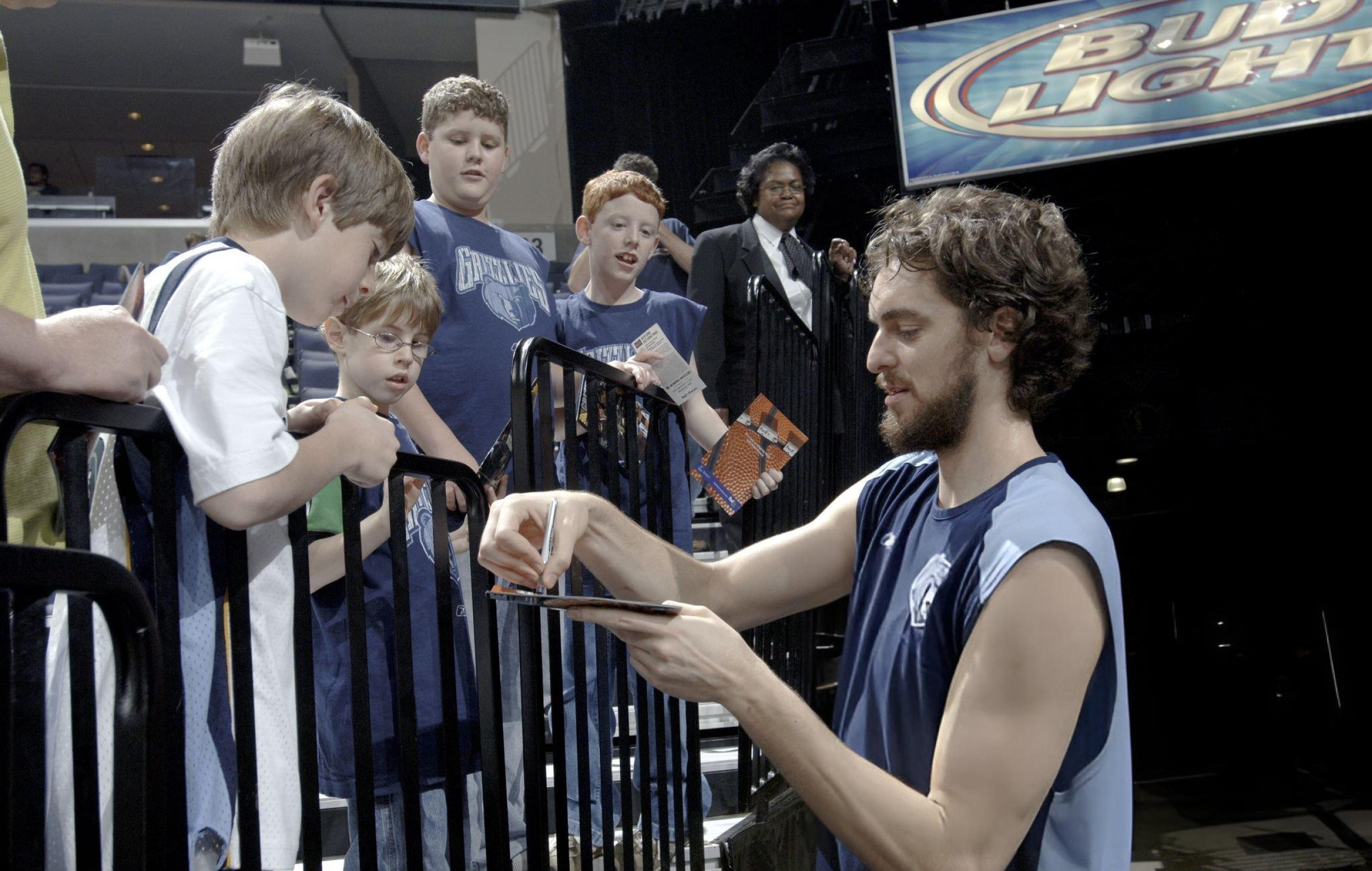 Pau Gasol fait le bonheur de jeunes fans des Grizzlies.
