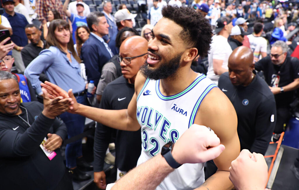 KAT après une victoire des Wolves en play-offs.