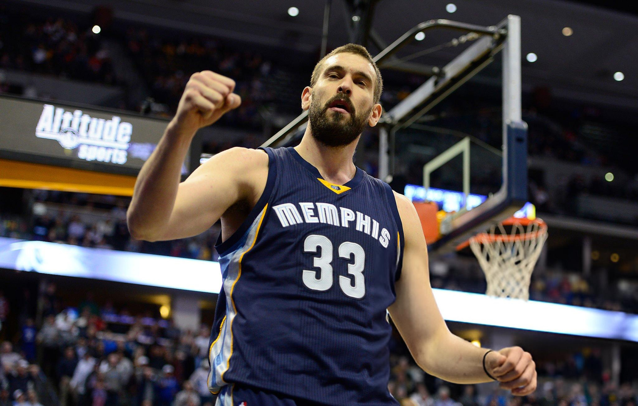 Marc Gasol célèbre un panier marqué.