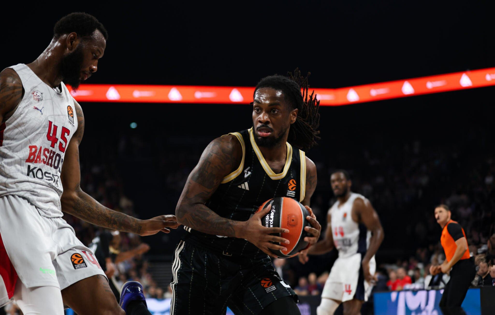 Paris Lee face à Baskonia, dans la victoire face aux basques. Crédit : Marie Bassery via Getty Images