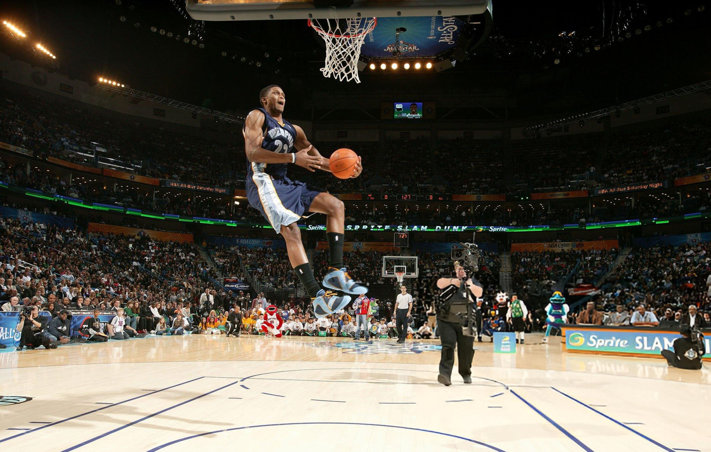 Rudy Gay prend son envol au concours de dunk.