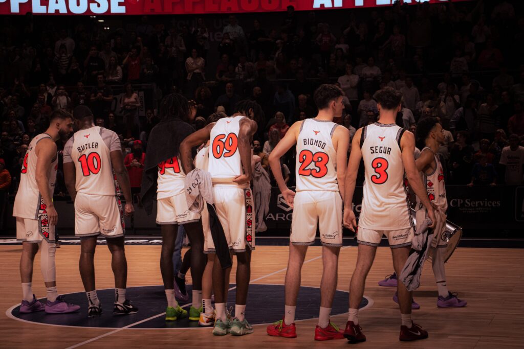 Les joueurs du Stade Toulousain Basket au milieu du terrain pour fêter la victoire. Crédit : Léo Bayle
