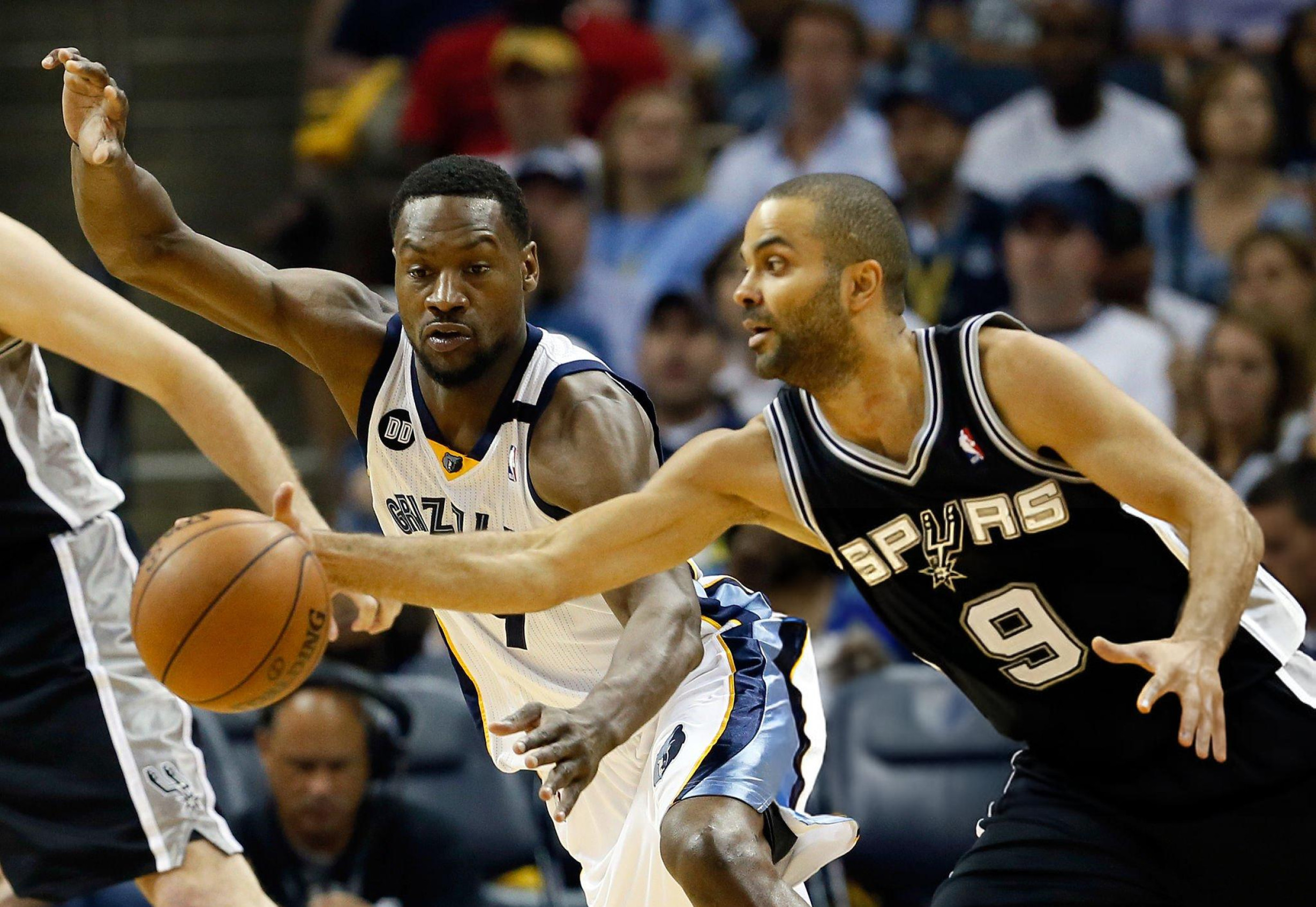 Tony Allen volant un ballon à Tony Parker.