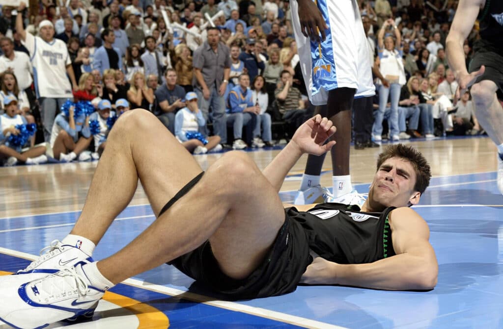 Wally Szczerbiak au sol après une mauvaise chute.