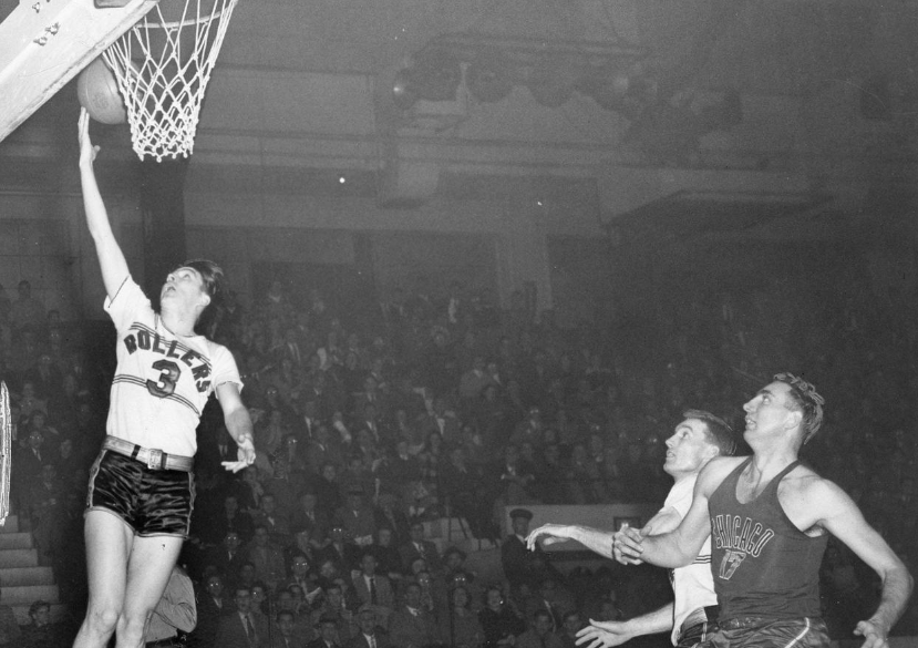 Ernie Calverley, joueur des Providence Steamrollers, va au lay-up 