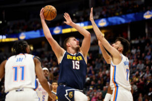 Nikola Jokic monte pour un hookshot face à Chet Holmgren
