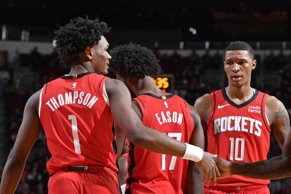 Amen Thompson, Tari Eason et Jabari Smith Jr. représentent parfaitement l'identité des Rockets en ce début de saison. Crédit : thedreamshake.com