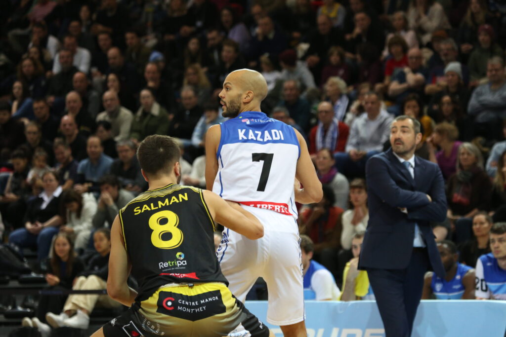 Jonathan Kazadi sous les couleurs de Fribourg Olympic. Crédit : Fribourg Olympic