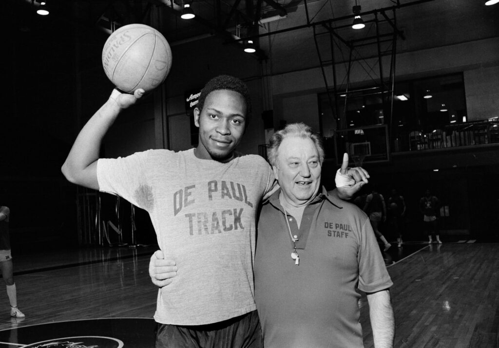 Mark Aguirre et son coach d'université, Ray Meyer. Crédit : Fred Jewel