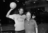 Mark Aguirre et son coach d'université, Ray Meyer. Crédit : Fred Jewel