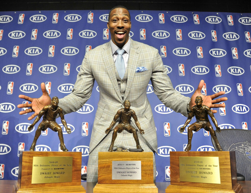 Dwight Howard devant ses trois trophées de Défenseur de l'Année