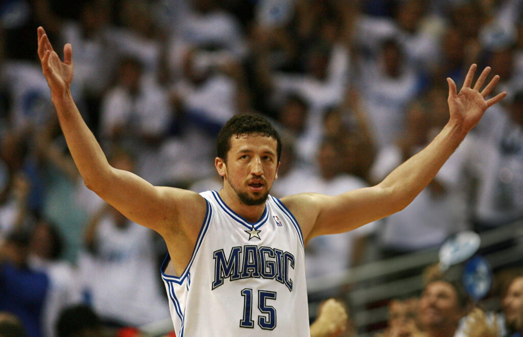 Hedo Türkoğlu levant les bras au ciel