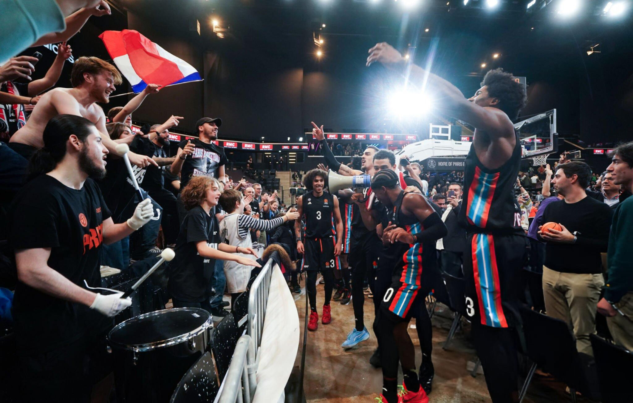 La communion entre les joueurs et le KOP Parisii après la victoire contre le Zalgiris Kaunas. Crédit : Herve Bellenger via Getty Images