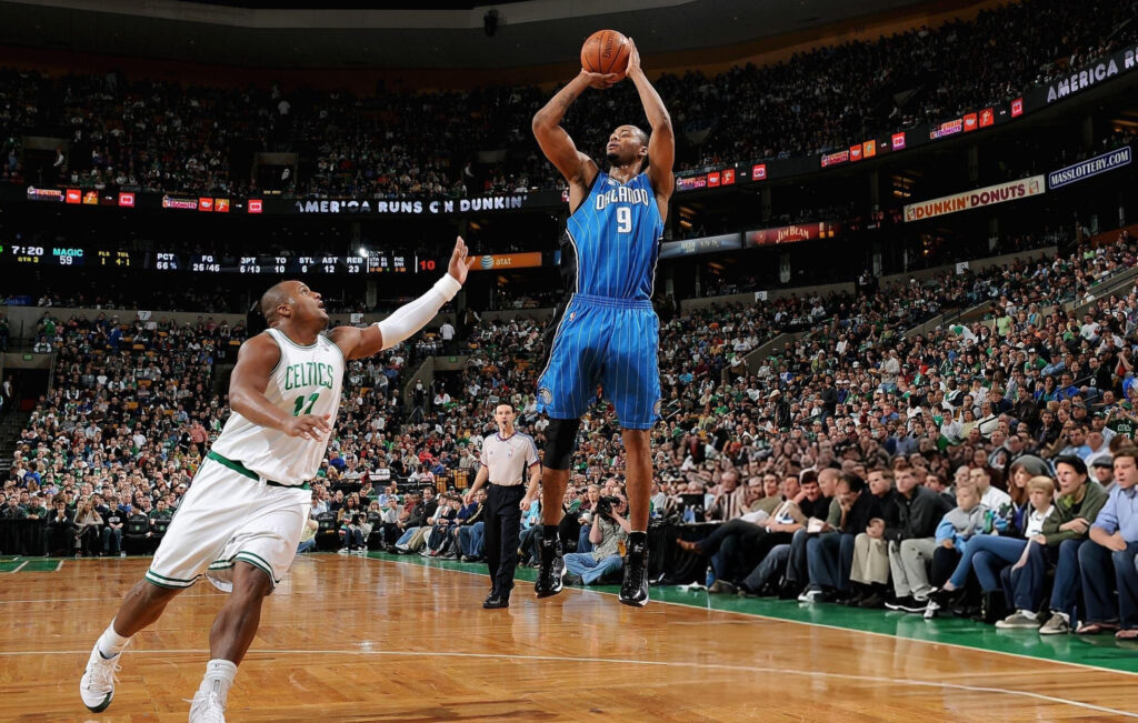 Rashard Lewis shoot par-dessus Glen Davis (Celtics)