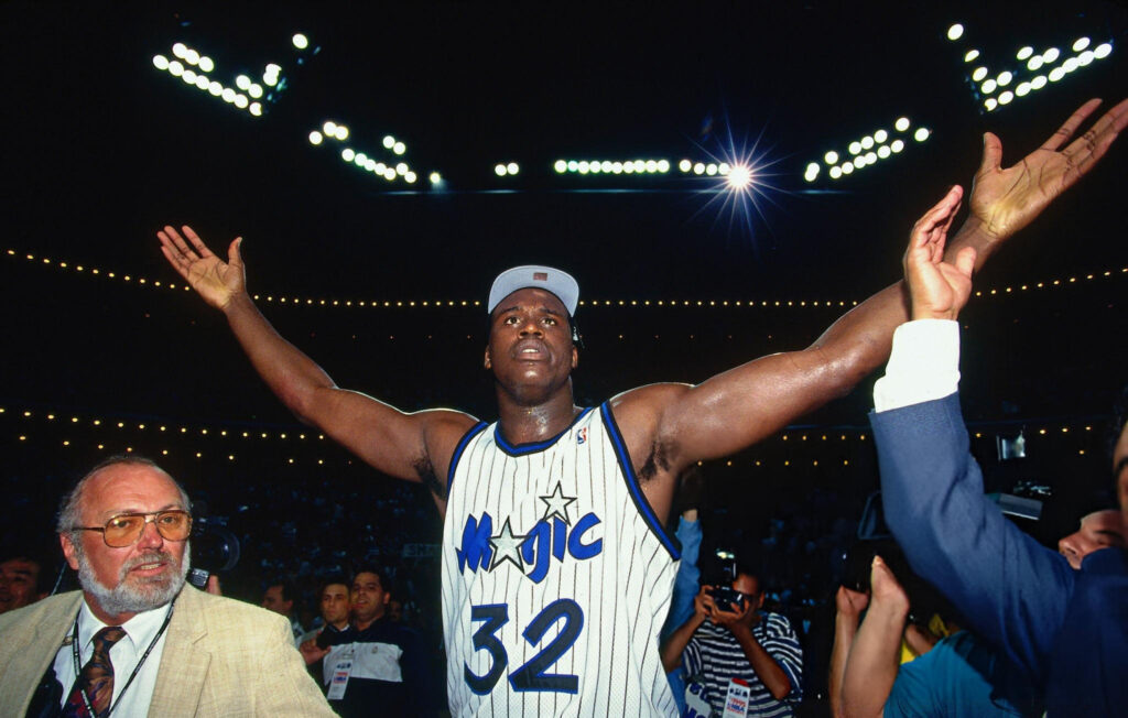 Shaquille O'Neal célébrant la victoire du Magic en finales de conférence 1995