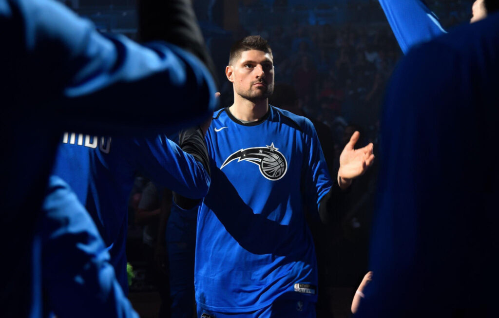 Nikola Vučević faisant son entrée sur le parquet avant un match du Magic