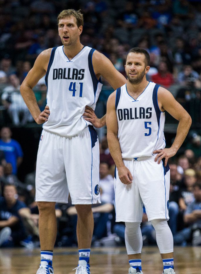 JJ Barea et son plus grand fan, Dirk Nowitzki. Crédit : Reddit - Dallas Mavercks