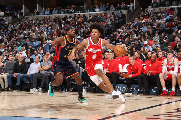 Jaylen Wells des Memphis Grizzlies attaque sur Buddy Hield face aux Golden State Warriors