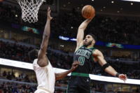 Jayson Tatum drive sur Jalen Smith (crédit photo: Kamil Krzaczynski-Imagn Images/REUTERS)